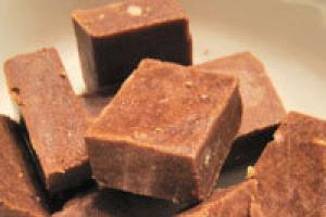 Шоколадный фадж с орехами — наверное, один из тех рецептов домашних конфет, который понравится всей семье