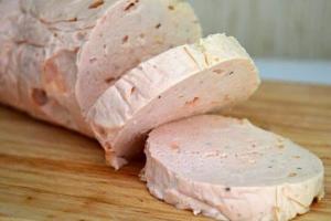 Способы приготовления колбасок из куриного фарша Можно ли делать колбасу в пищевой пленке