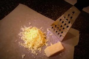 Пельмени в духовке со сметаной и сыром